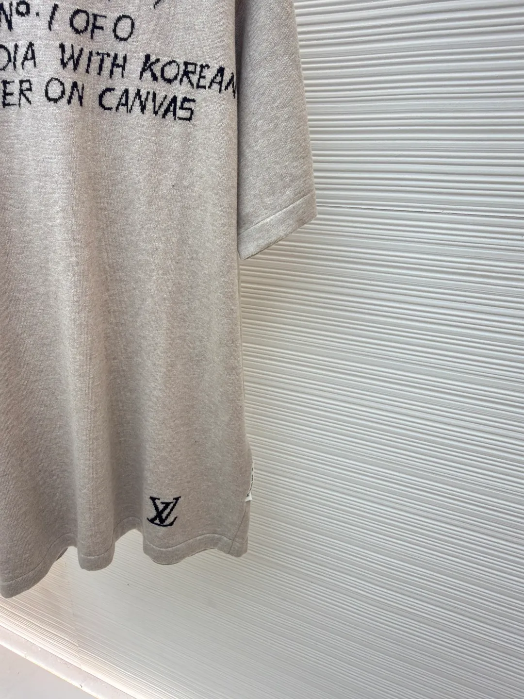 LOUIS VUITTON signature short sleeves ●Original version: purchased and developed at 8850 ●Item number: 1680782-A60 ●Fabric: combed cotton fabric ●Technology: knitted ●Version: fitted version ●Weight: about 345 grams ●Size: S-M-L-XL ●Description: Custom-made 32-count double-ply fully combed cotton yarn is used. The main color is pattern yarn. The entire garment must be dyed and spun using a single-sided jacquard process. Due to the complicated pattern, the weaving of the garment will be particularly slow. The entire garment takes nearly 160 minutes. For a piece of knitted short-sleeves, this time is quite long. The machine is woven using a German Stoll flat machine, and the imported seaming machine is used to sew the discs. The patterns on the clothes are also drawn by the master exactly according to the original version, and the font size is completely consistent with the original version. The small logo webbing on the side seam of the clothes is also customized based on the original mold. The color, size, font, and shape are exactly the same as the original. The overall wiring is straight and delicate, the fabric is comfortable and soft, and the color is consistent without color difference. It can be matched with the same style to create a fashionable look and control various occasions. Customized accessories, complete with three standards, same style for men and women!
